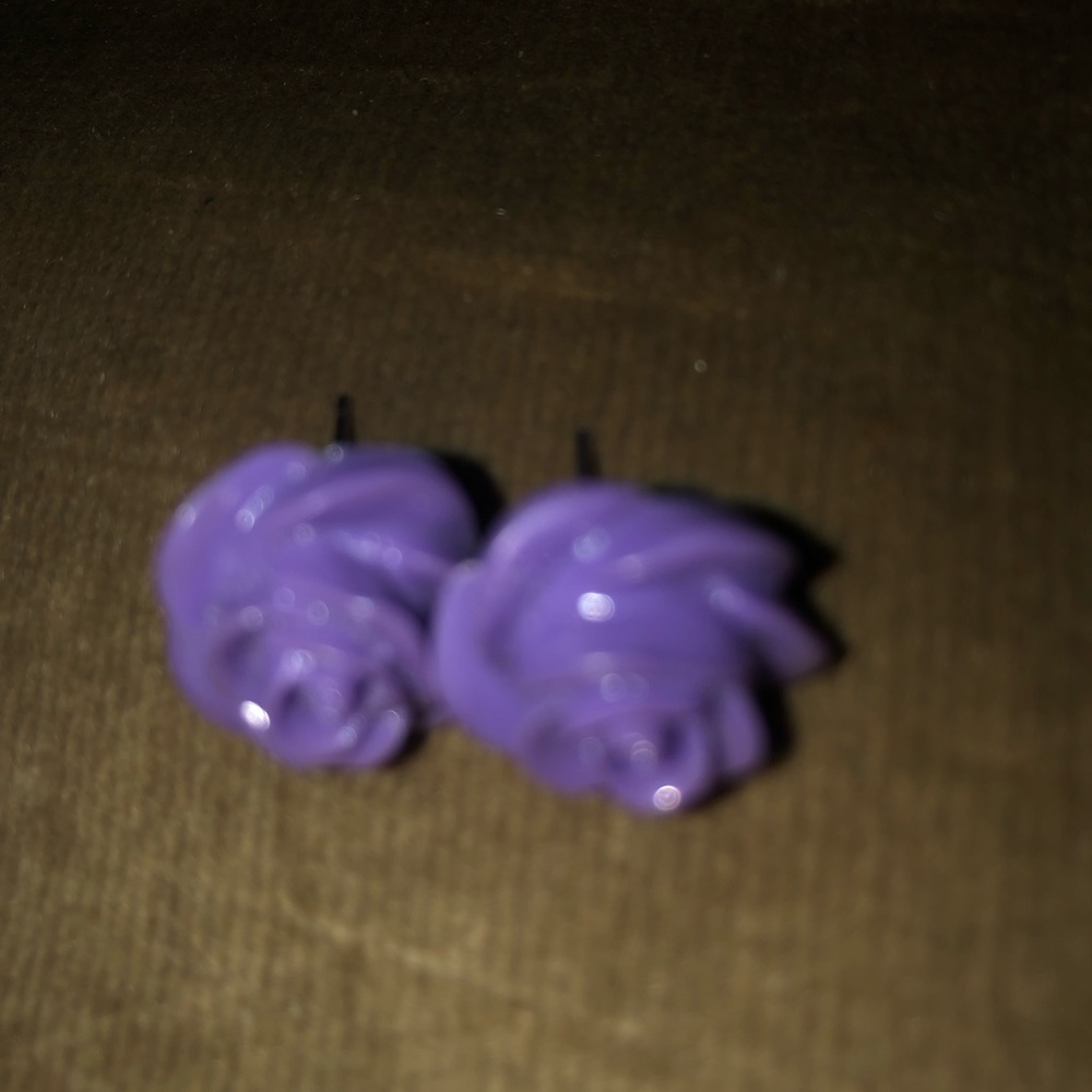 ❤️Lavender Resin Rose Costume Earrings - 706 $8 or 🦋